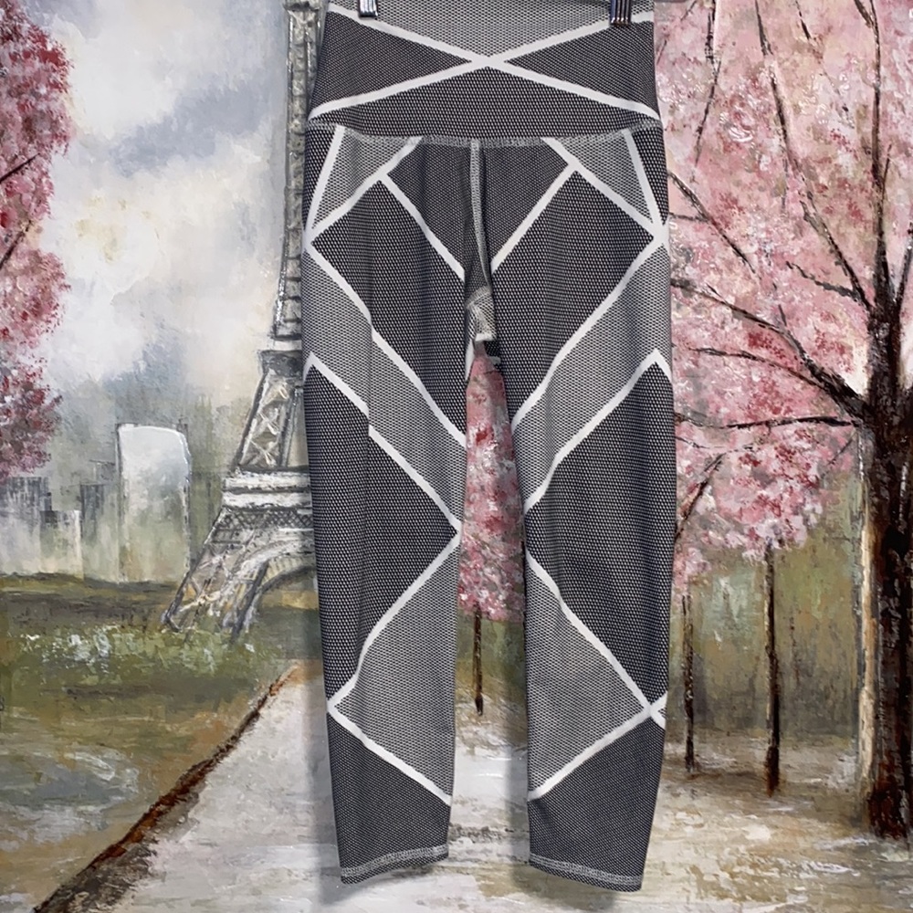 EVOLUTION & CREATION High Rise Cropped Black and White Pattern Leggings sz S EUC